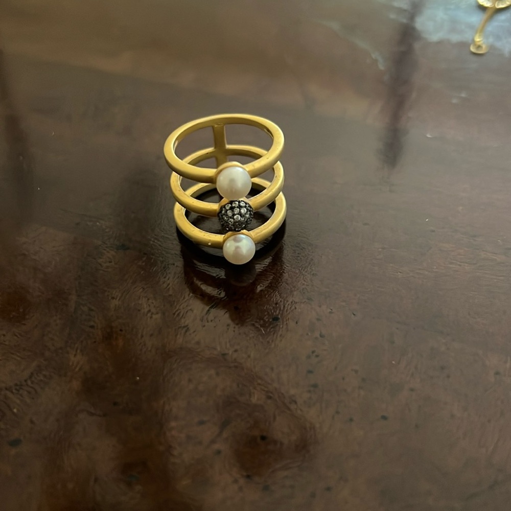 Gold ring with pearl and stone detail